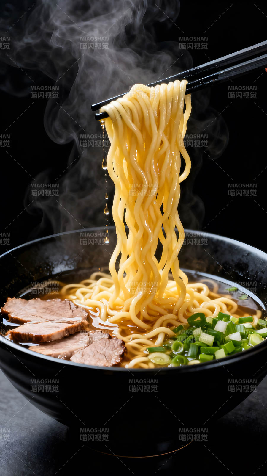 一碗热气腾腾的拉面特写-图片