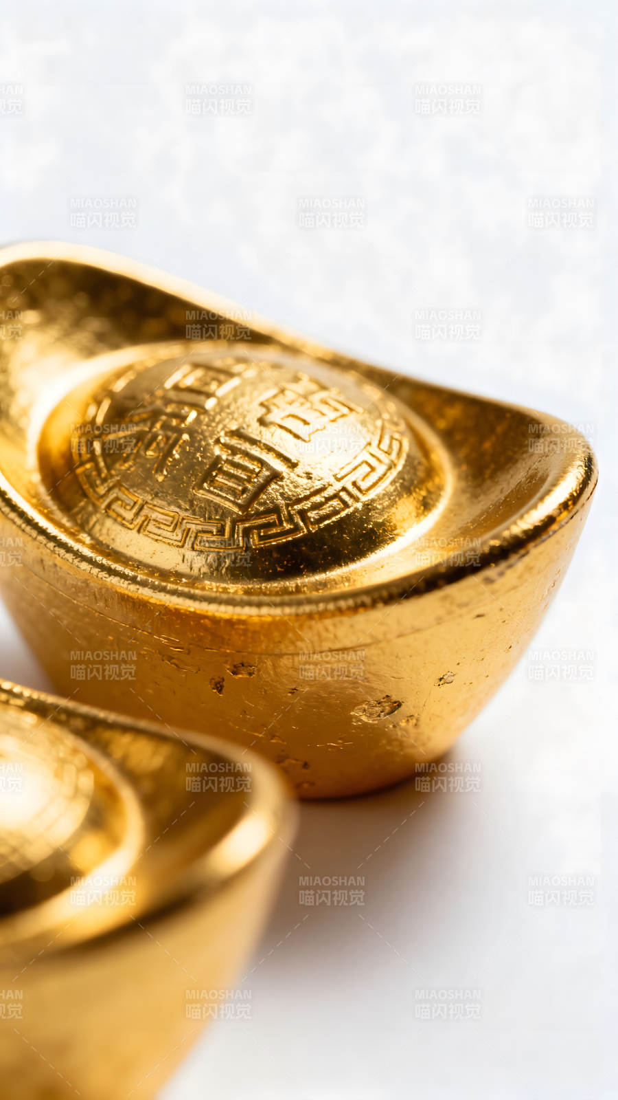 黃金元寶特寫閃耀金色光芒圖片