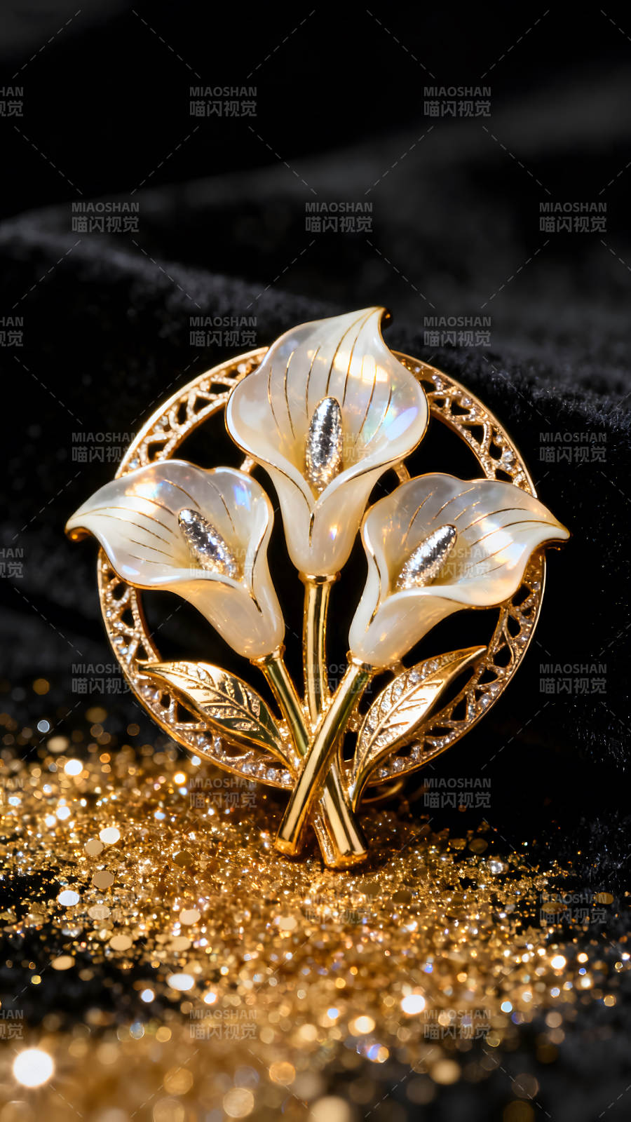 精致的金色花朵胸針特寫-圖片