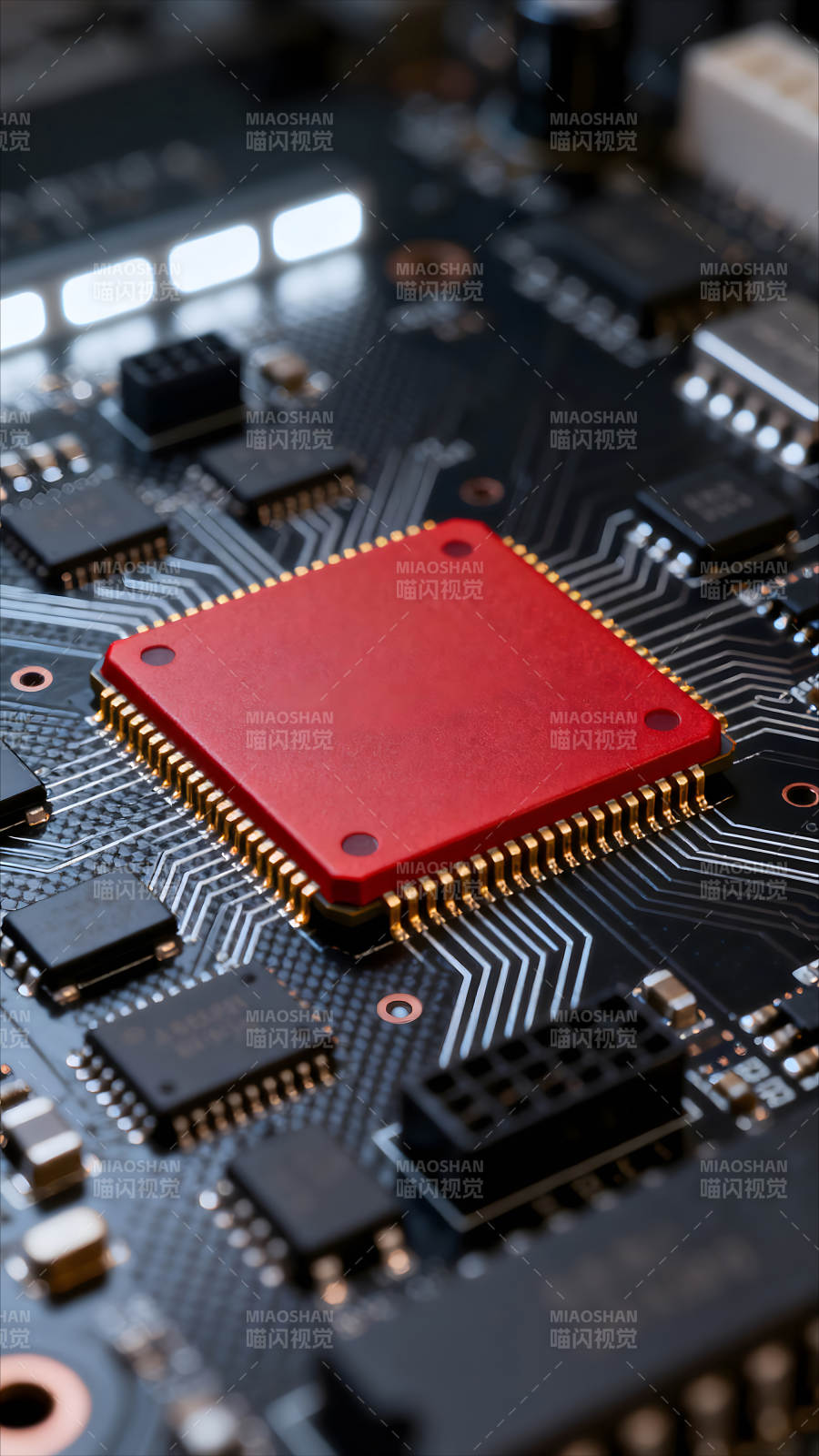 电路板特写红色芯片闪耀-图片