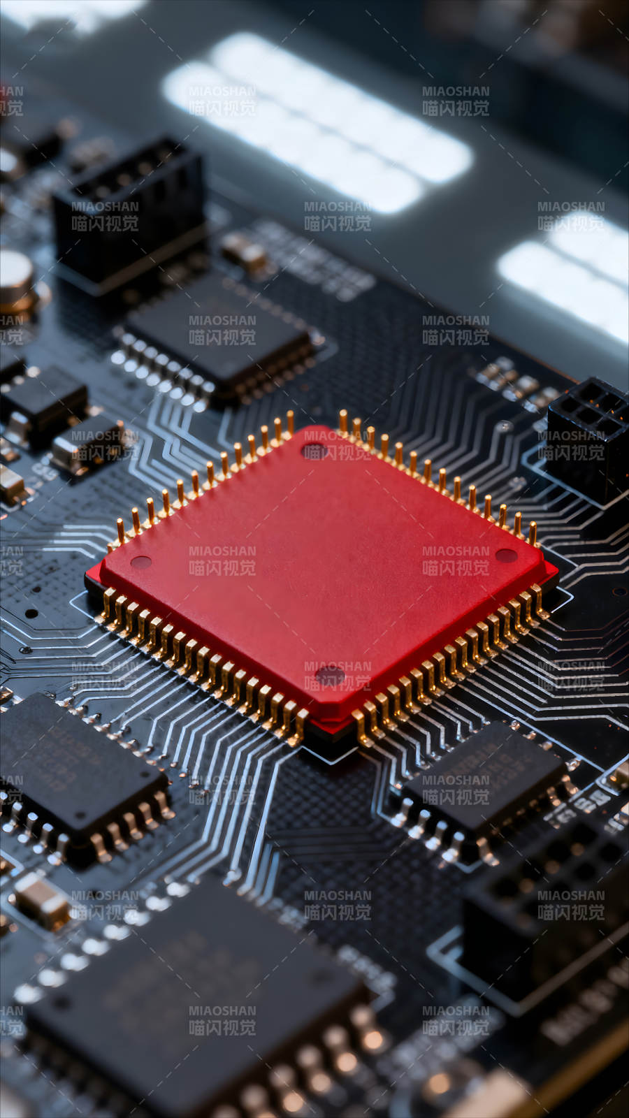 电路板近景红色芯片特写-图片