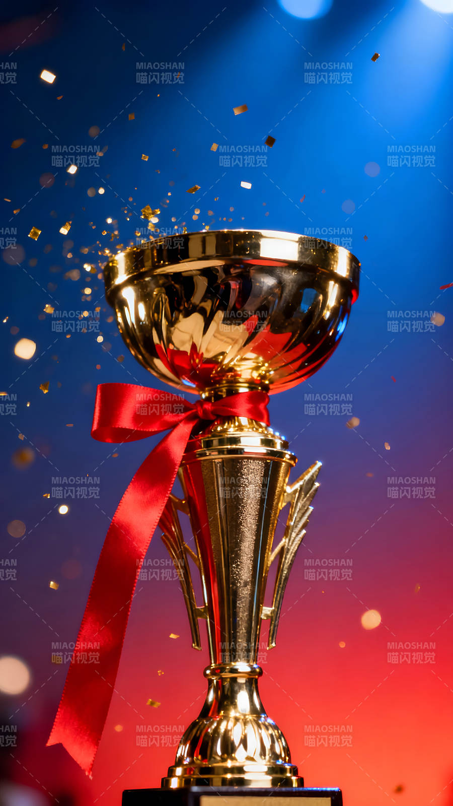 金灿灿的奖杯庆祝胜利-图片