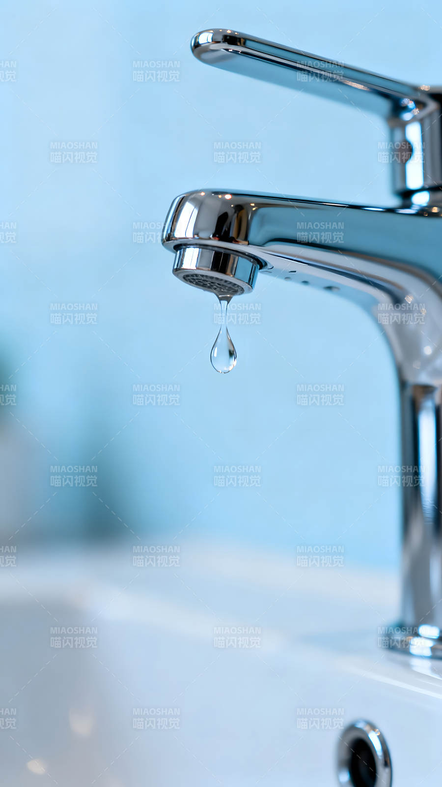 水龙头滴水特写-图片