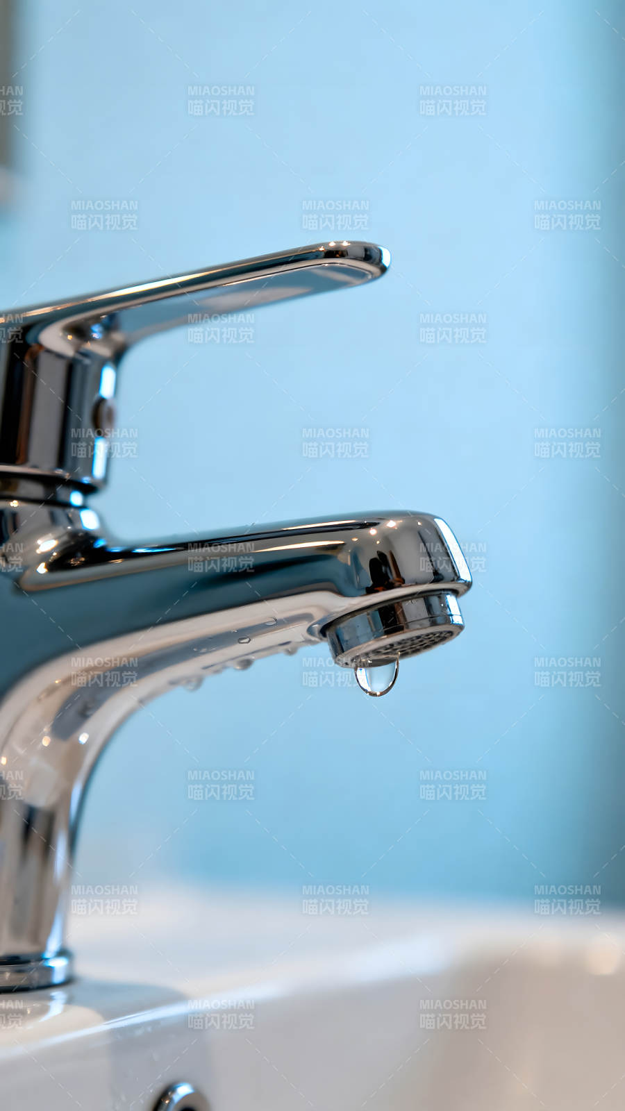 水龙头滴水特写镜头-图片