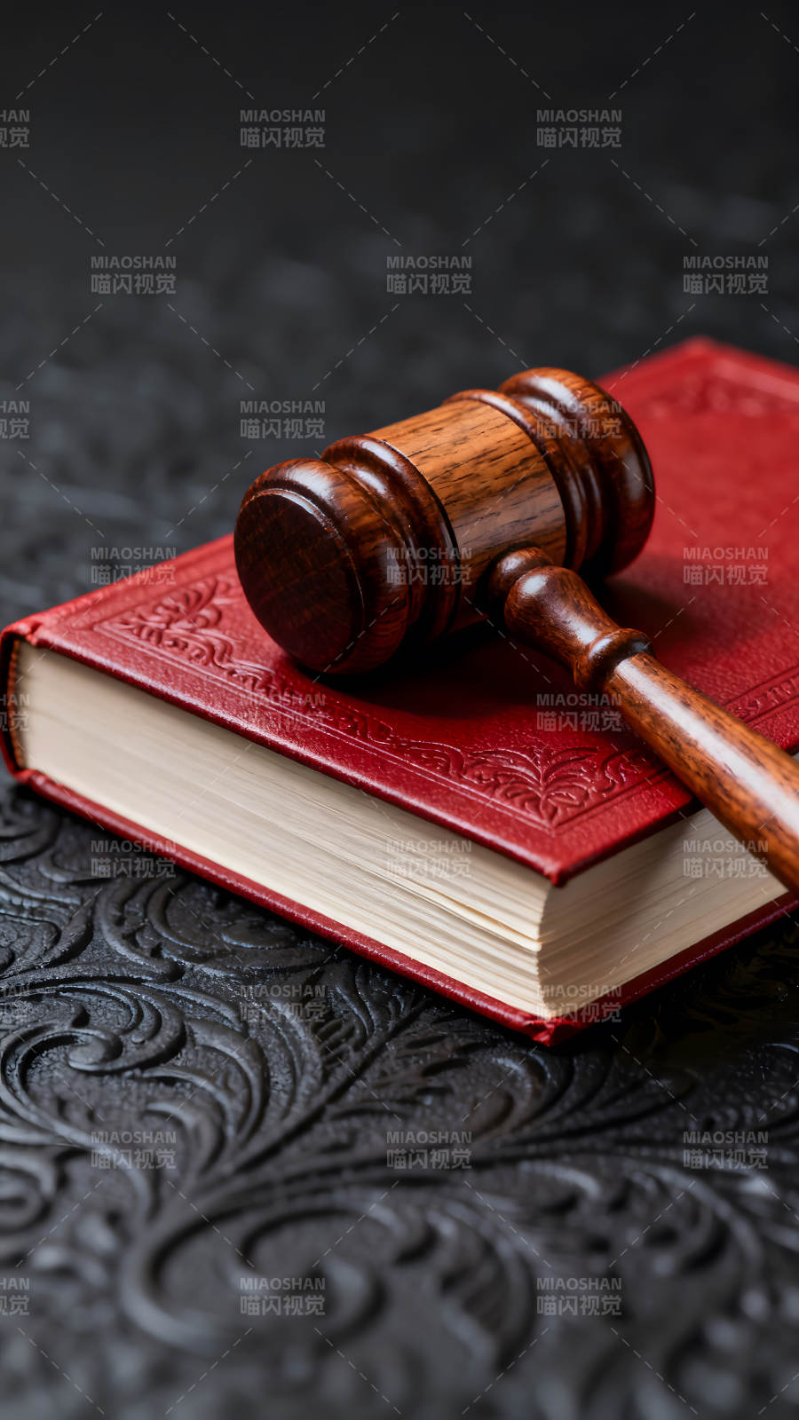 法槌與書籍特寫法律審判的象征-圖片