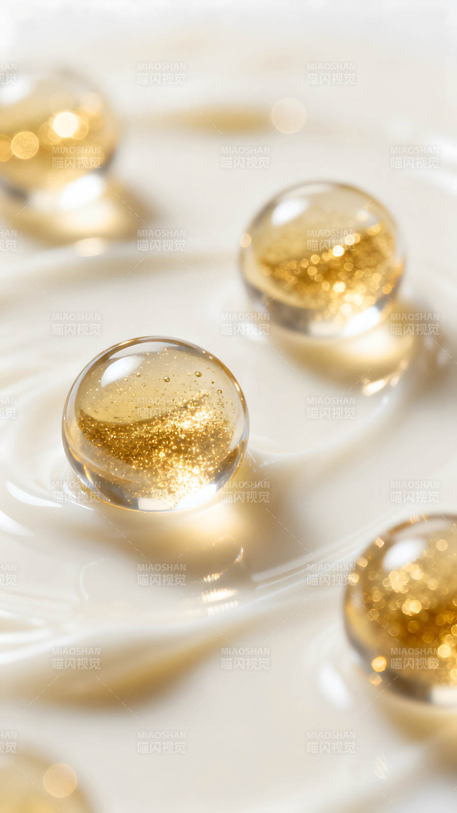 金球晶瑩剔透在白色膏體上閃耀-圖片