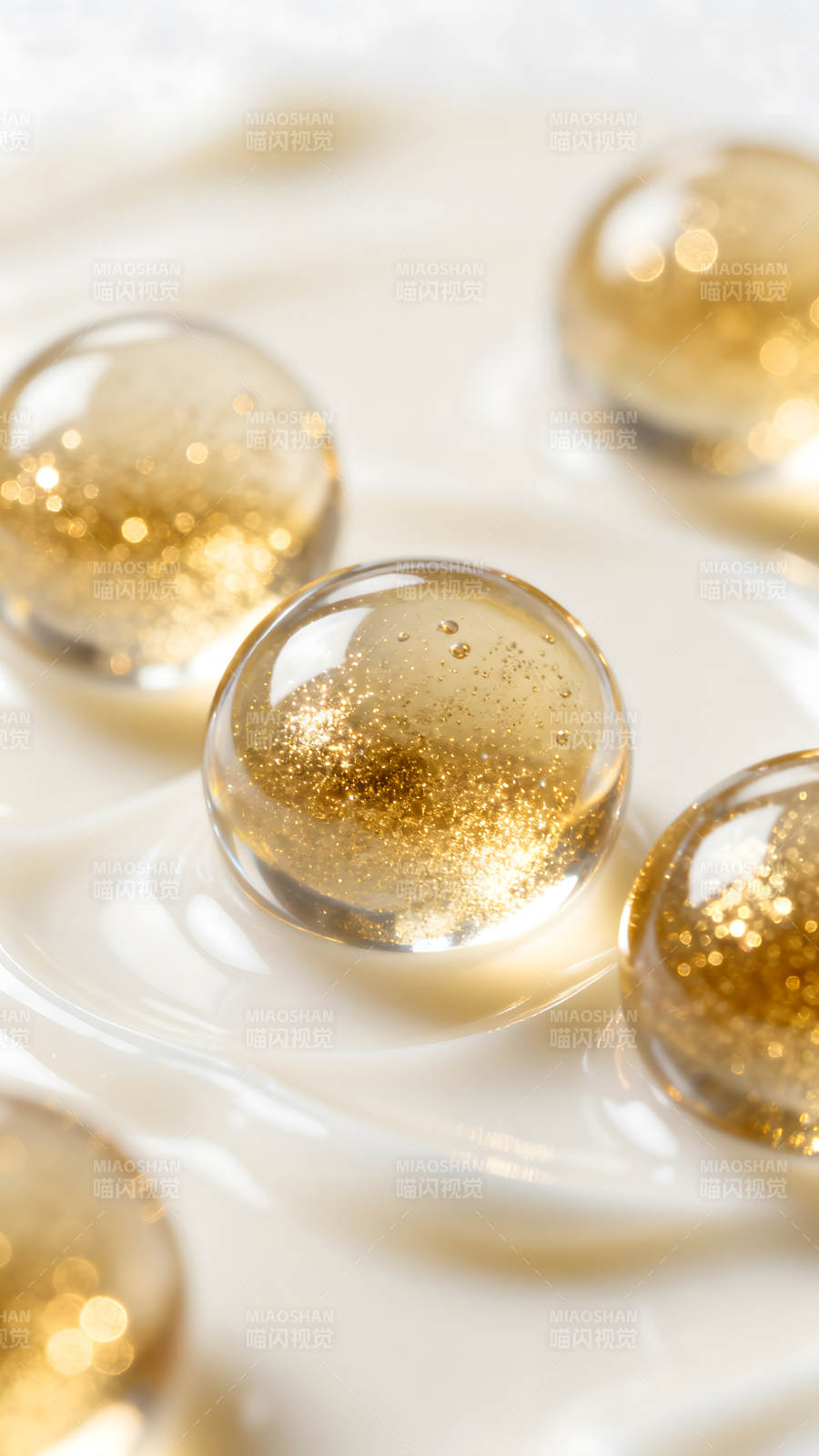 金光閃耀的透明球體特寫-圖片