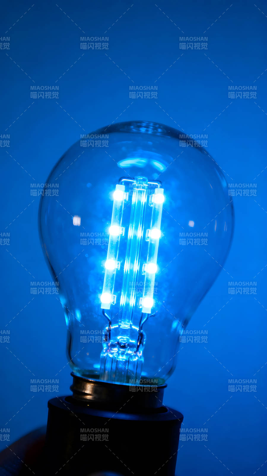 蓝光灯泡特写闪耀的光芒-图片