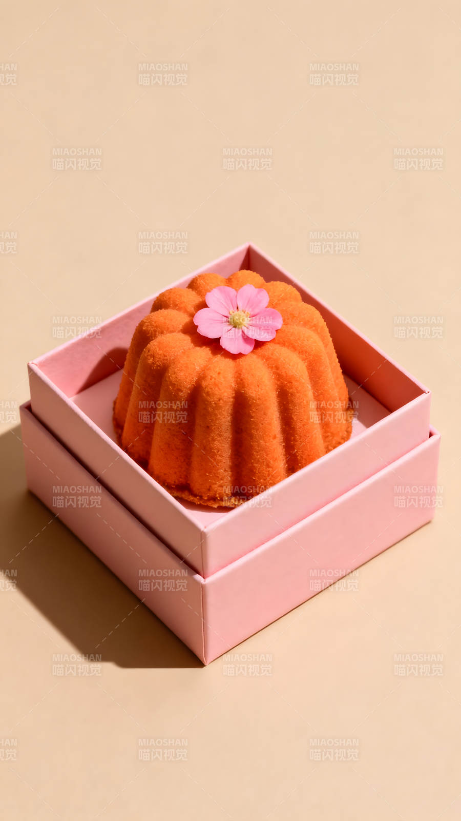 橙色蛋糕装饰粉色花朵置于粉色礼盒中-图片