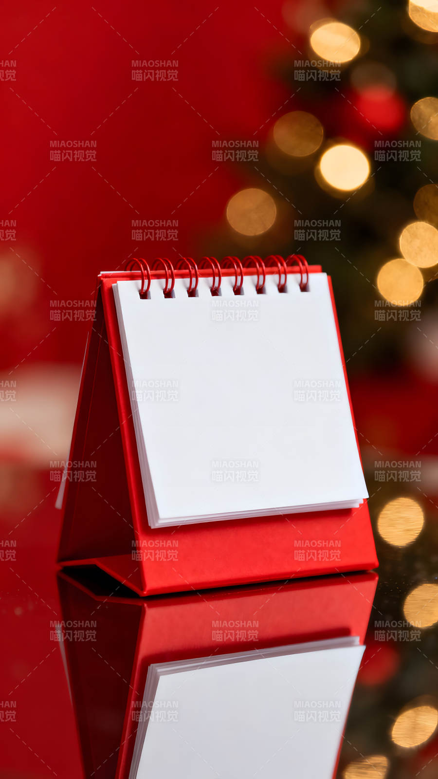 红色的日历和圣诞树背景的节日氛围-图片