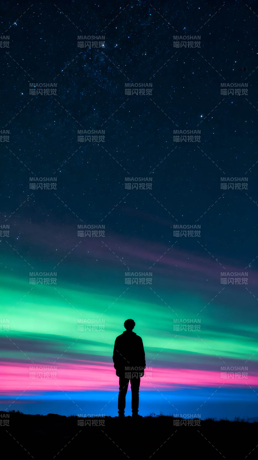 星空下的剪影人像极光色彩绚丽-图片