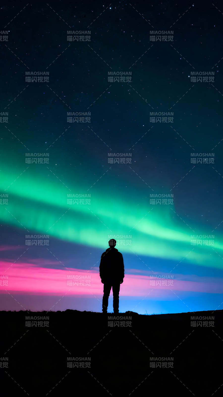 极光下的人仰望星空-图片