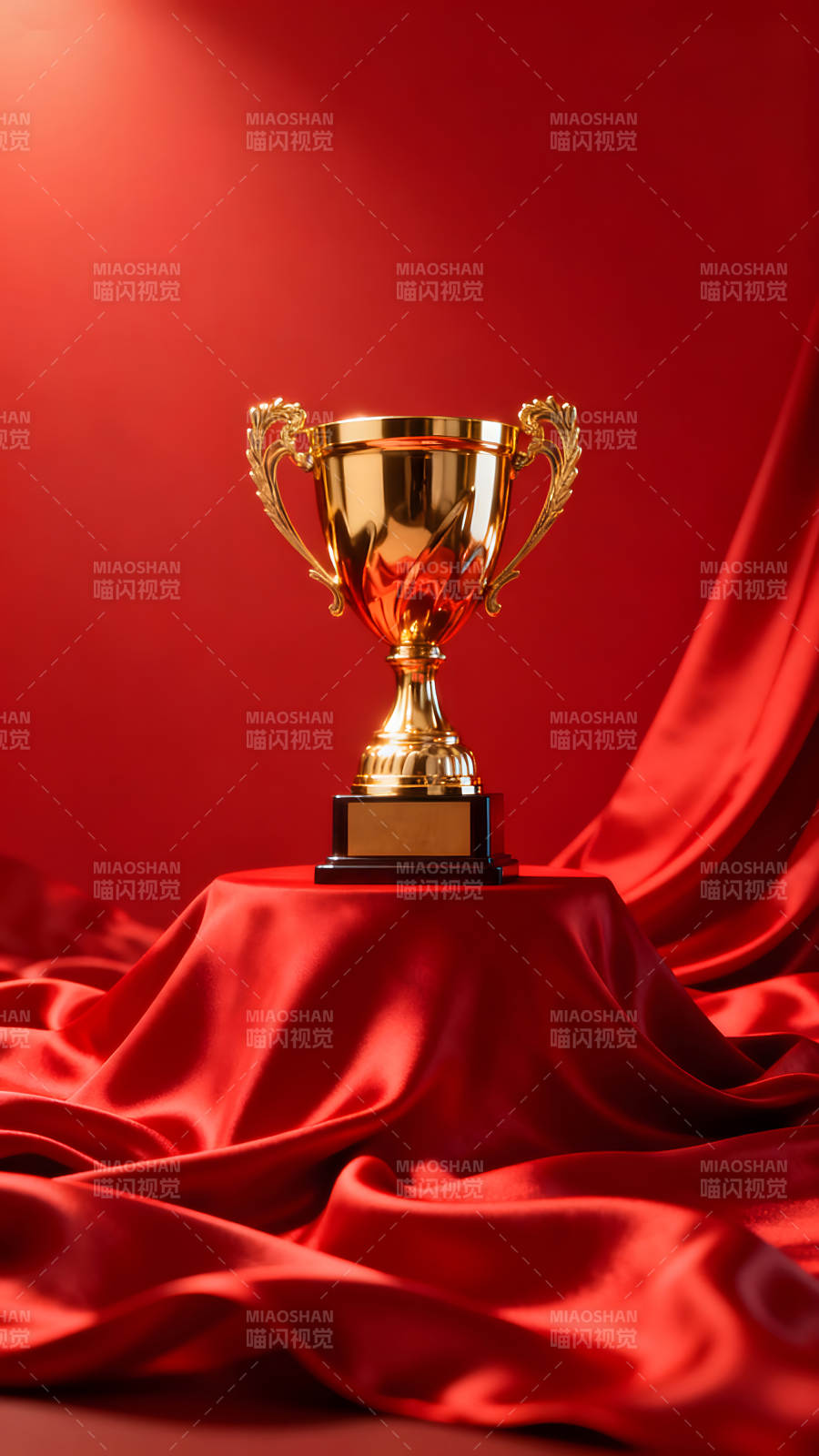 金色獎杯放置紅色綢緞上-圖片