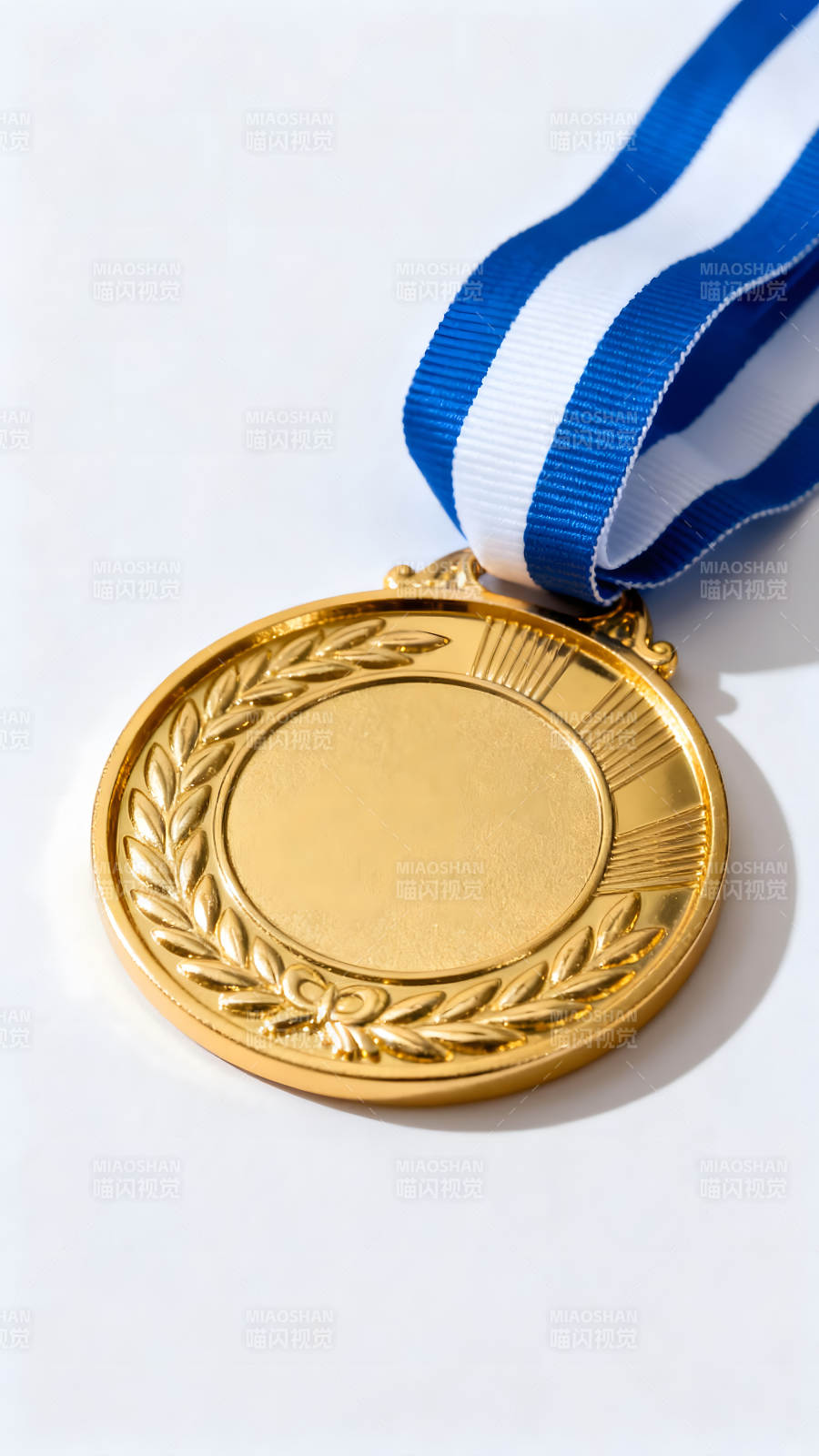 金牌特写搭配蓝白丝带-图片