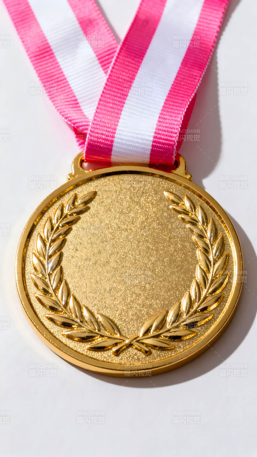 金牌與粉白絲帶的特寫圖片