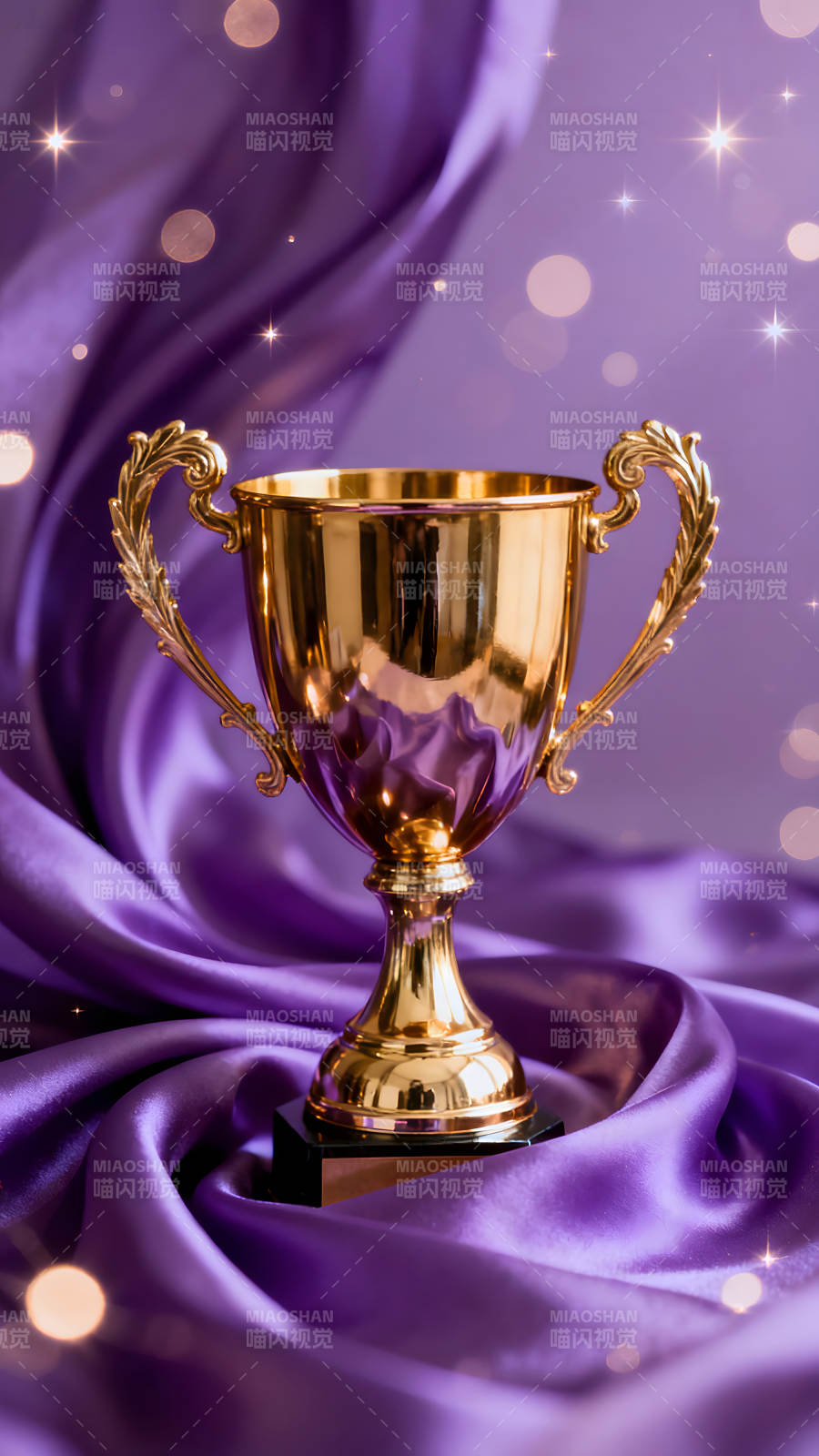 金色獎(jiǎng)杯紫色綢緞背景氛圍感十足-圖片