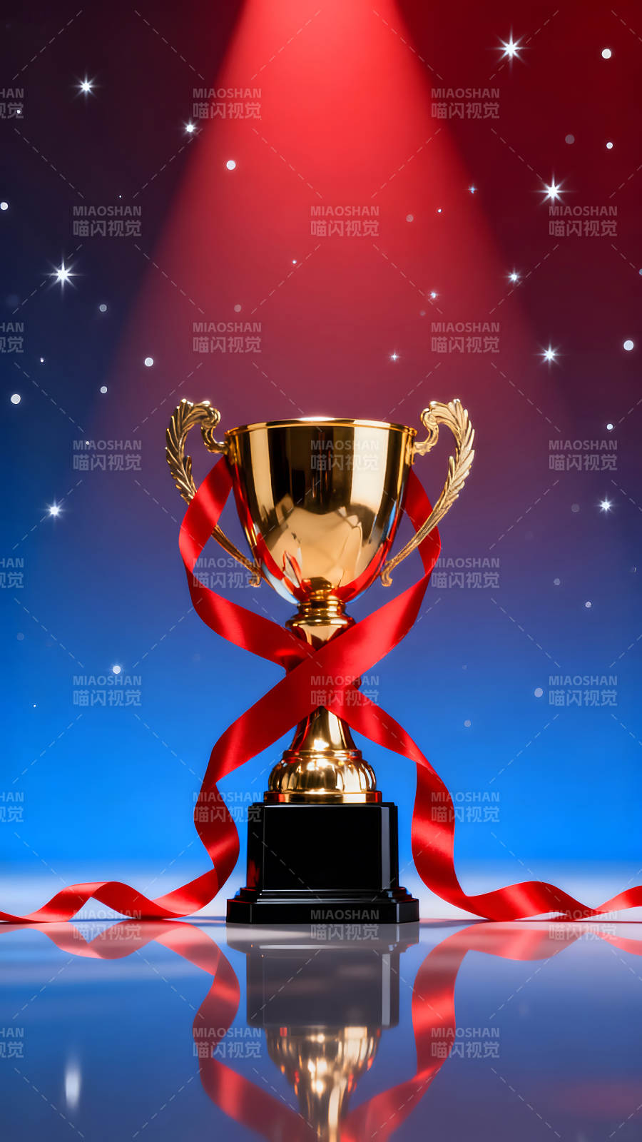金光闪闪的奖杯配红色丝带-图片