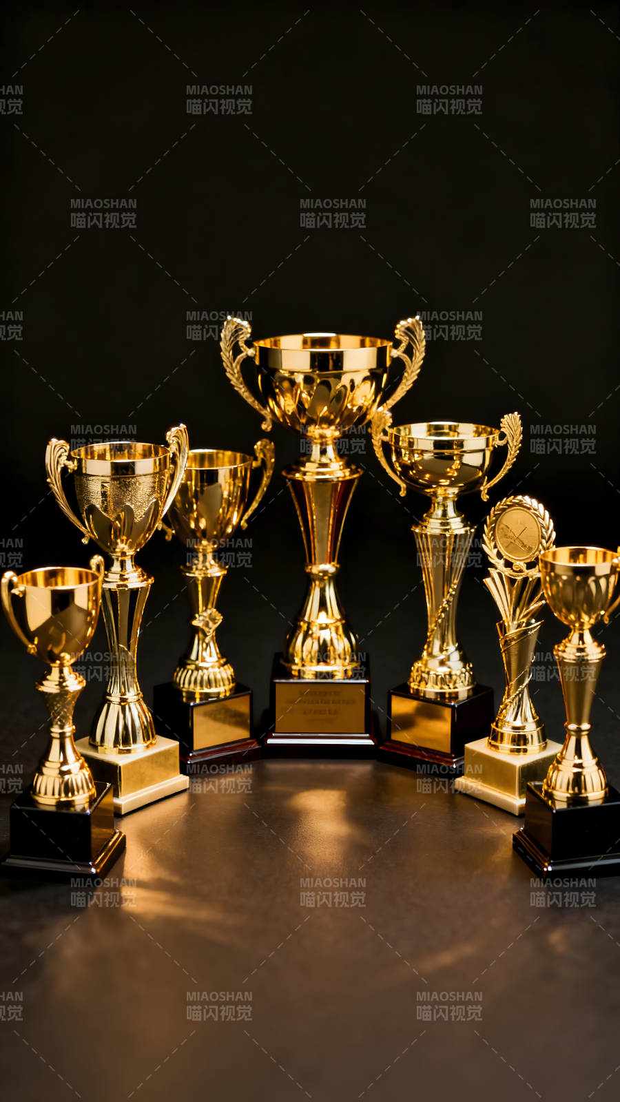金光闪闪的奖杯陈列-图片