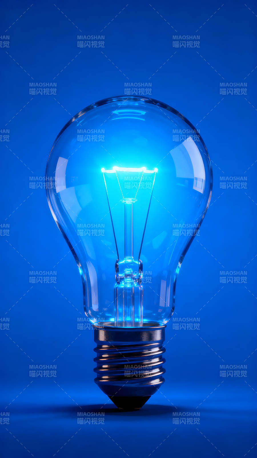 發光的燈泡在藍色的背景下-圖片