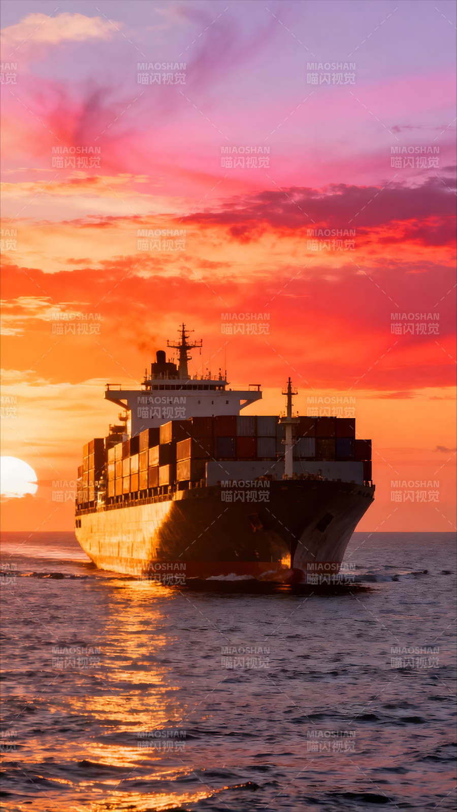 夕陽下的貨輪航行在海面上-圖片