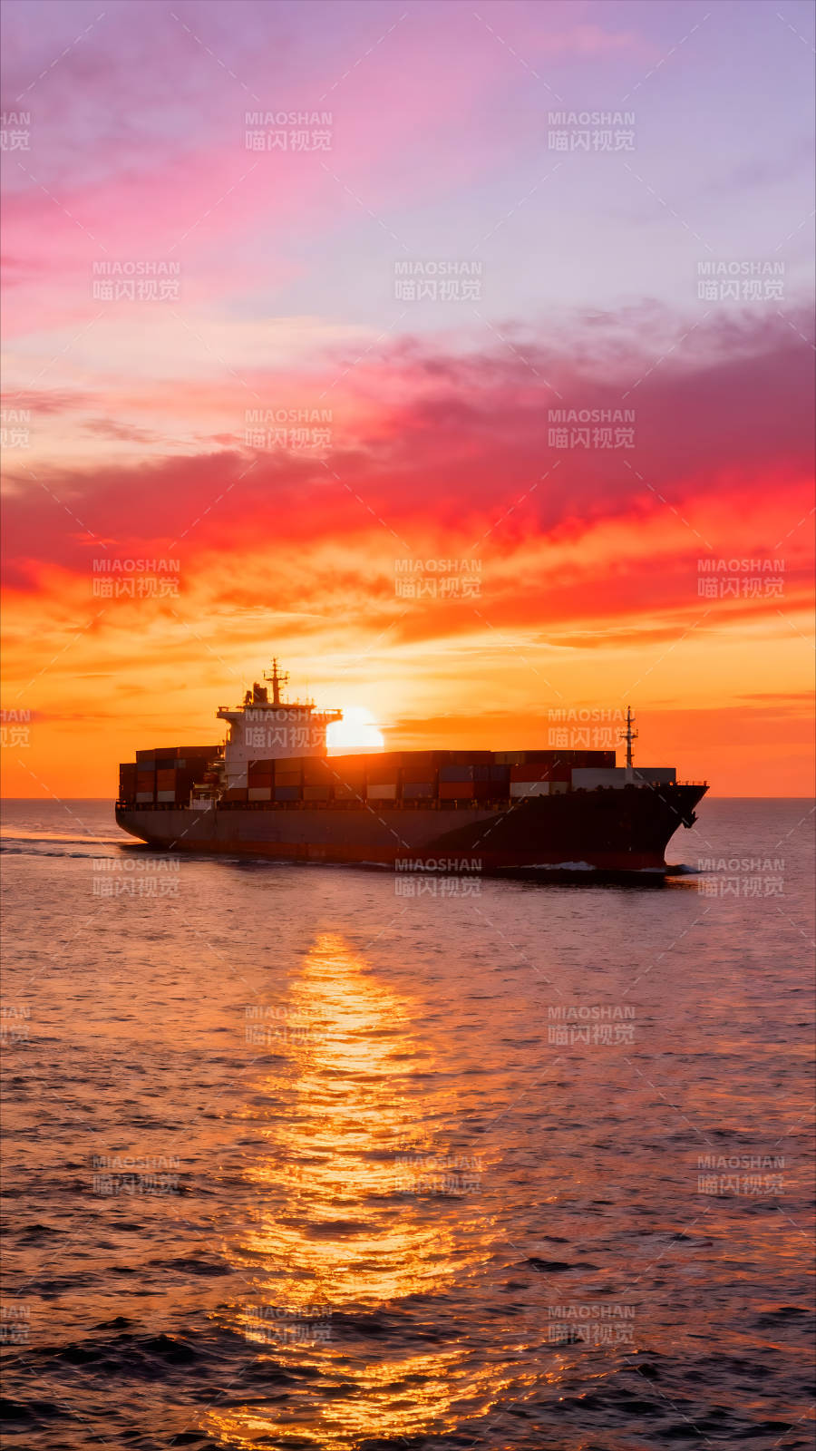 夕陽下航行的貨輪-圖片
