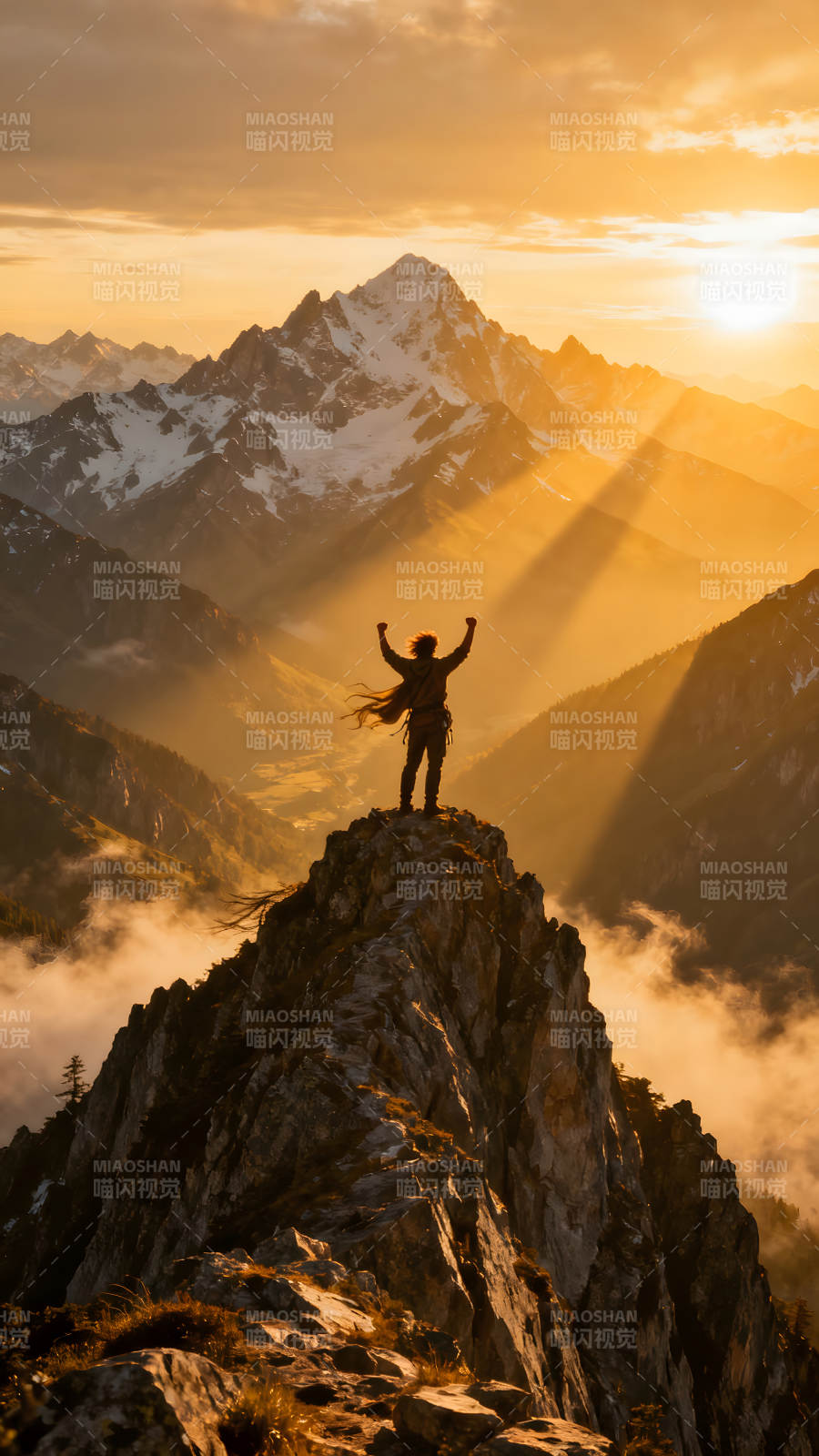 山巅欢呼阳光照耀下的胜利-图片