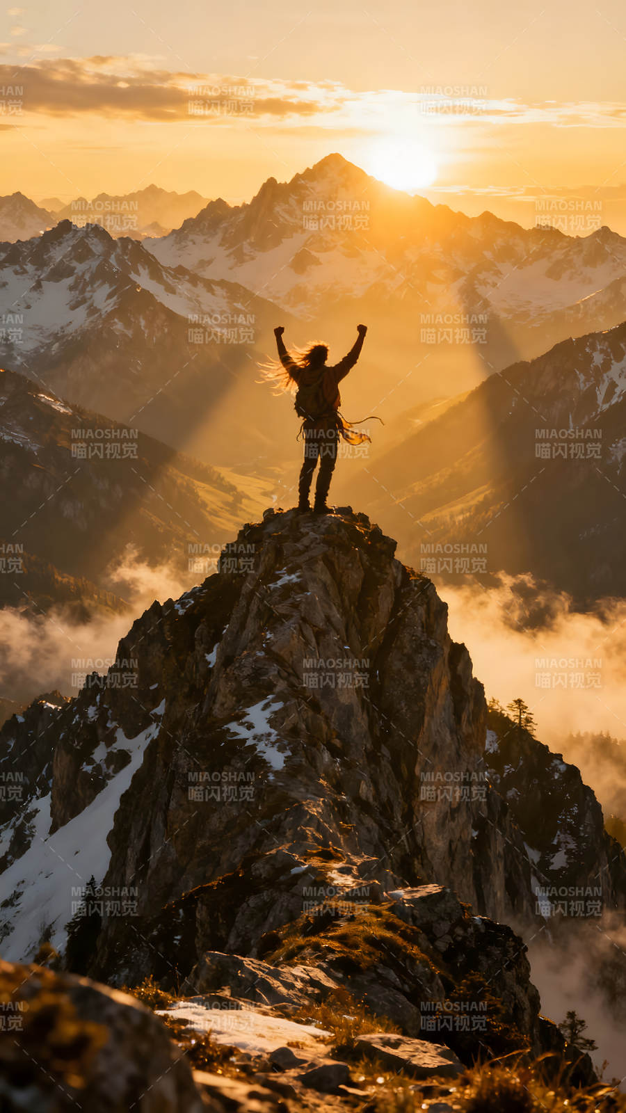 登山者在山顶迎接日出-图片