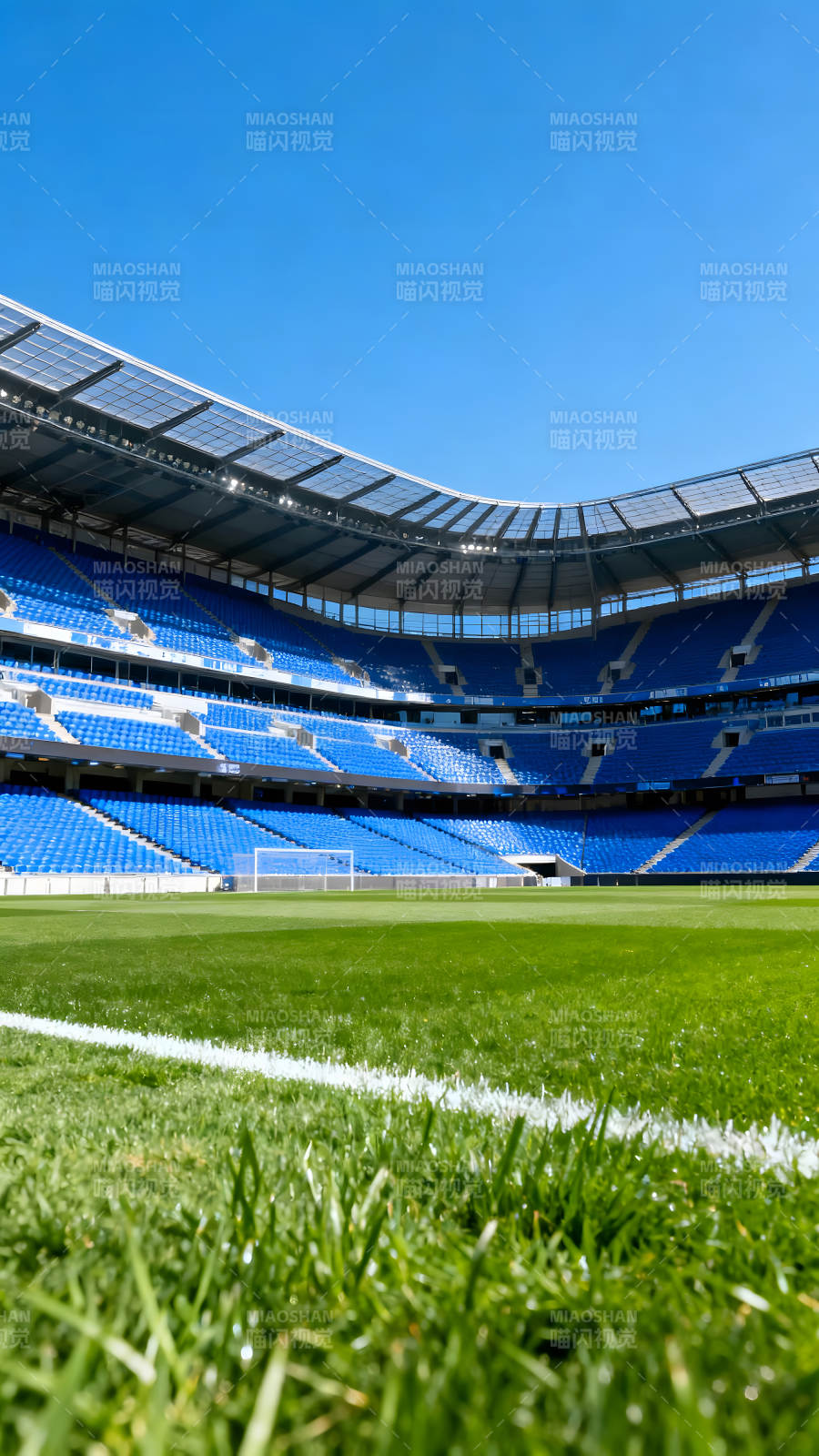 足球场内部视角蓝天绿地观众席-图片