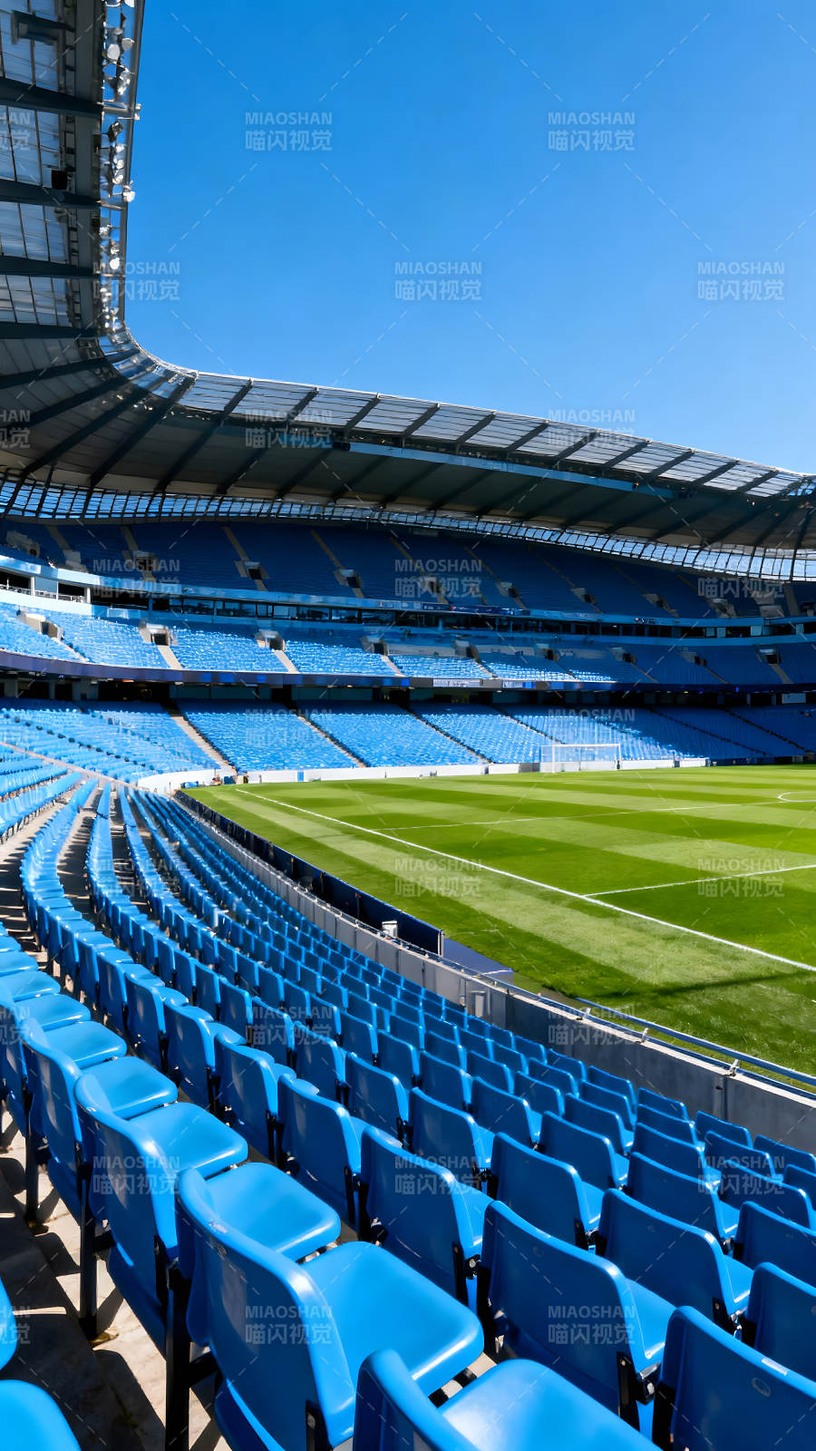 空曠的足球場藍天白云陽光明媚-圖片