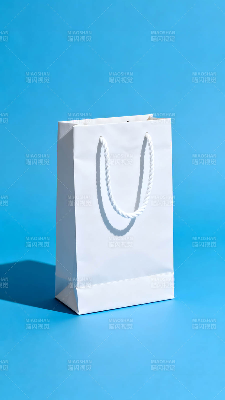 白色购物袋在蓝色背景上-图片