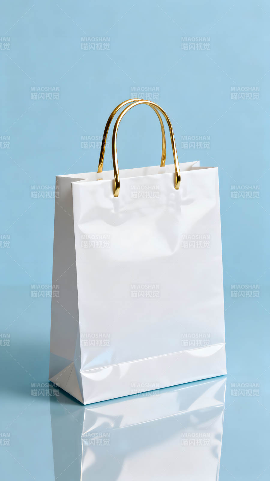 白色購物袋配金色提手在藍色背景上-圖片