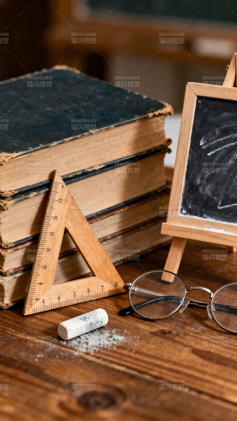 講臺上的舊書眼鏡三角板-圖片