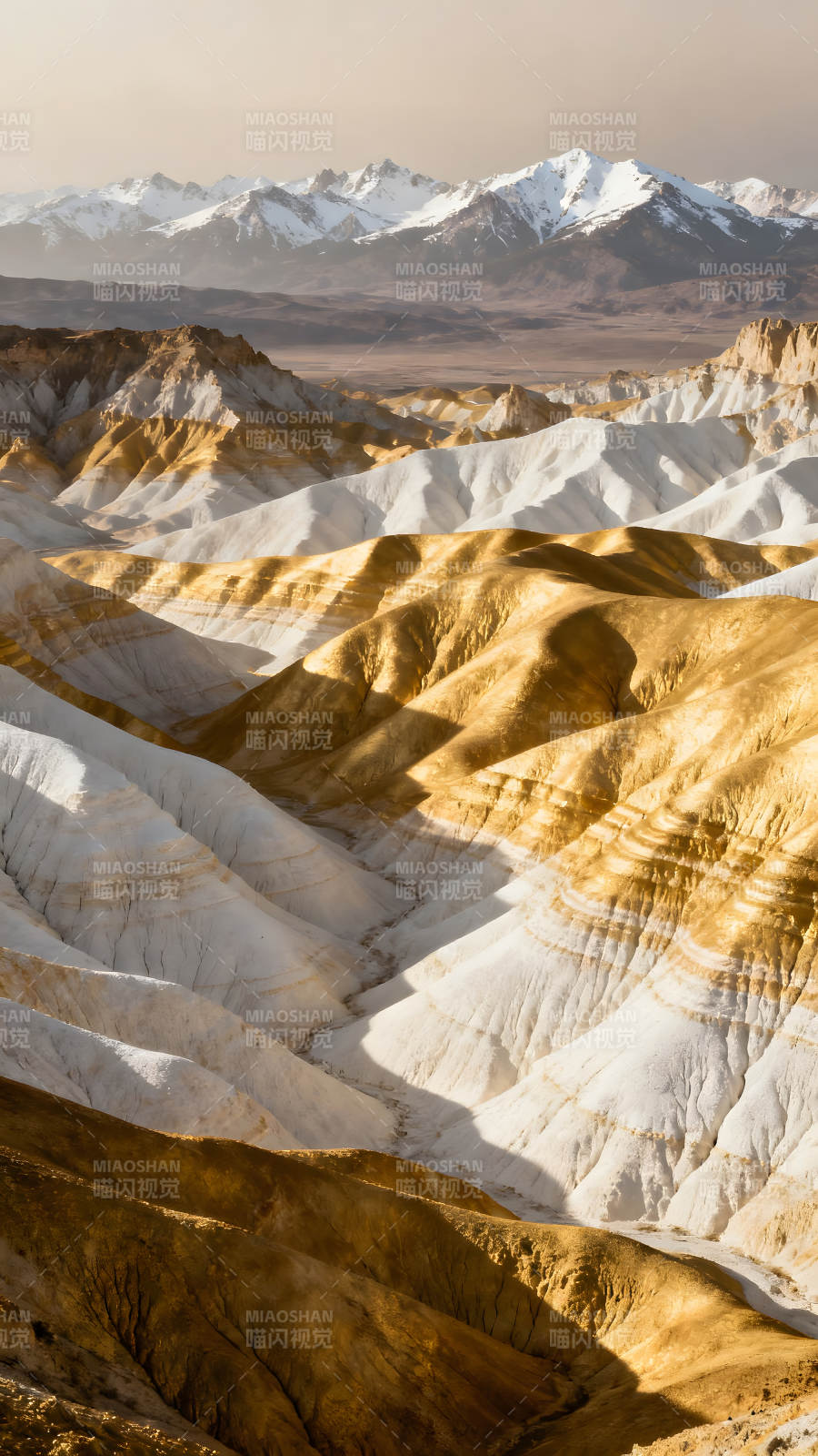 山脈層疊光影交錯景象-圖片