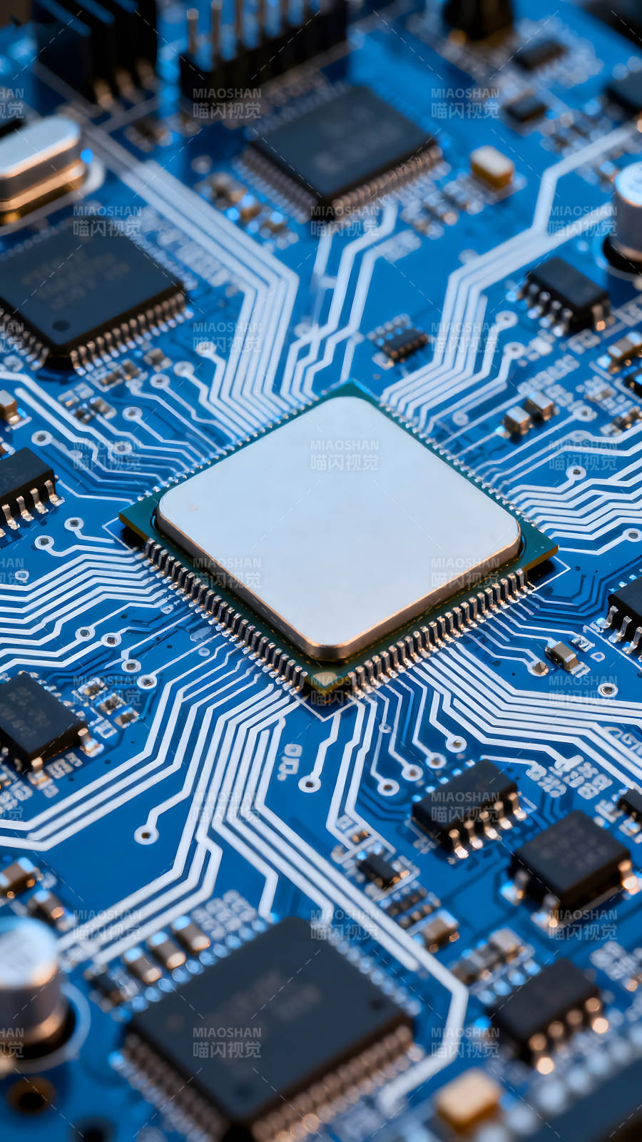 电路板特写展示芯片细节-图片