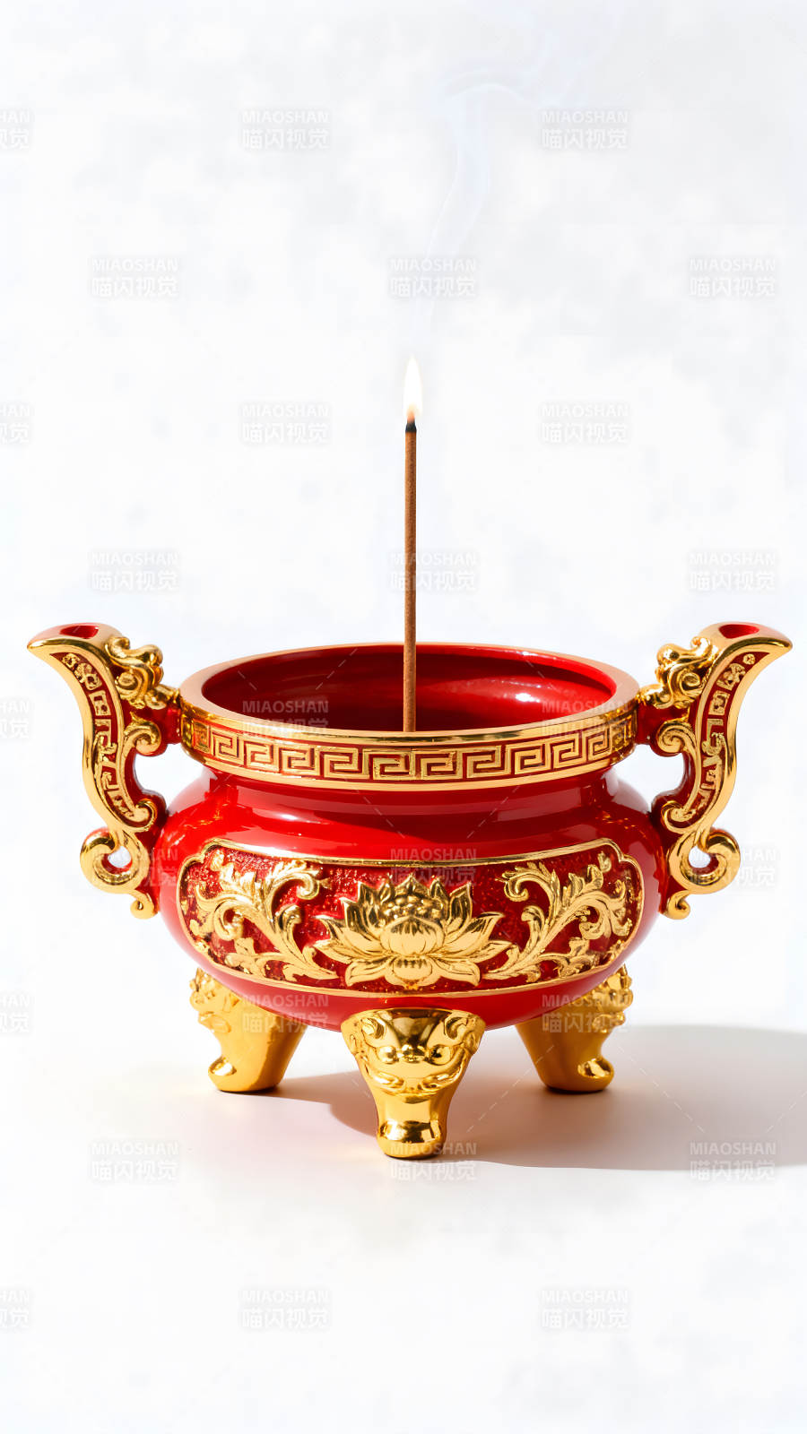 紅色香爐燃燒香燭-圖片