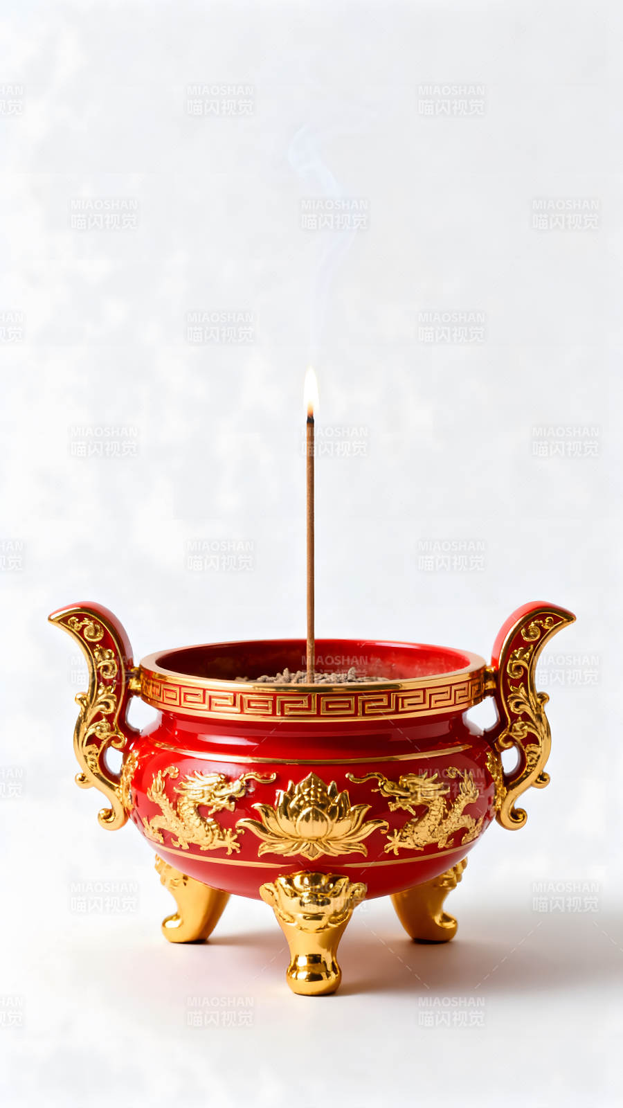 红色的香炉和点燃的香-图片