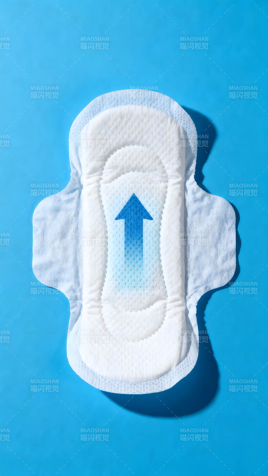 衛生巾特寫藍色背景吸收方向圖片