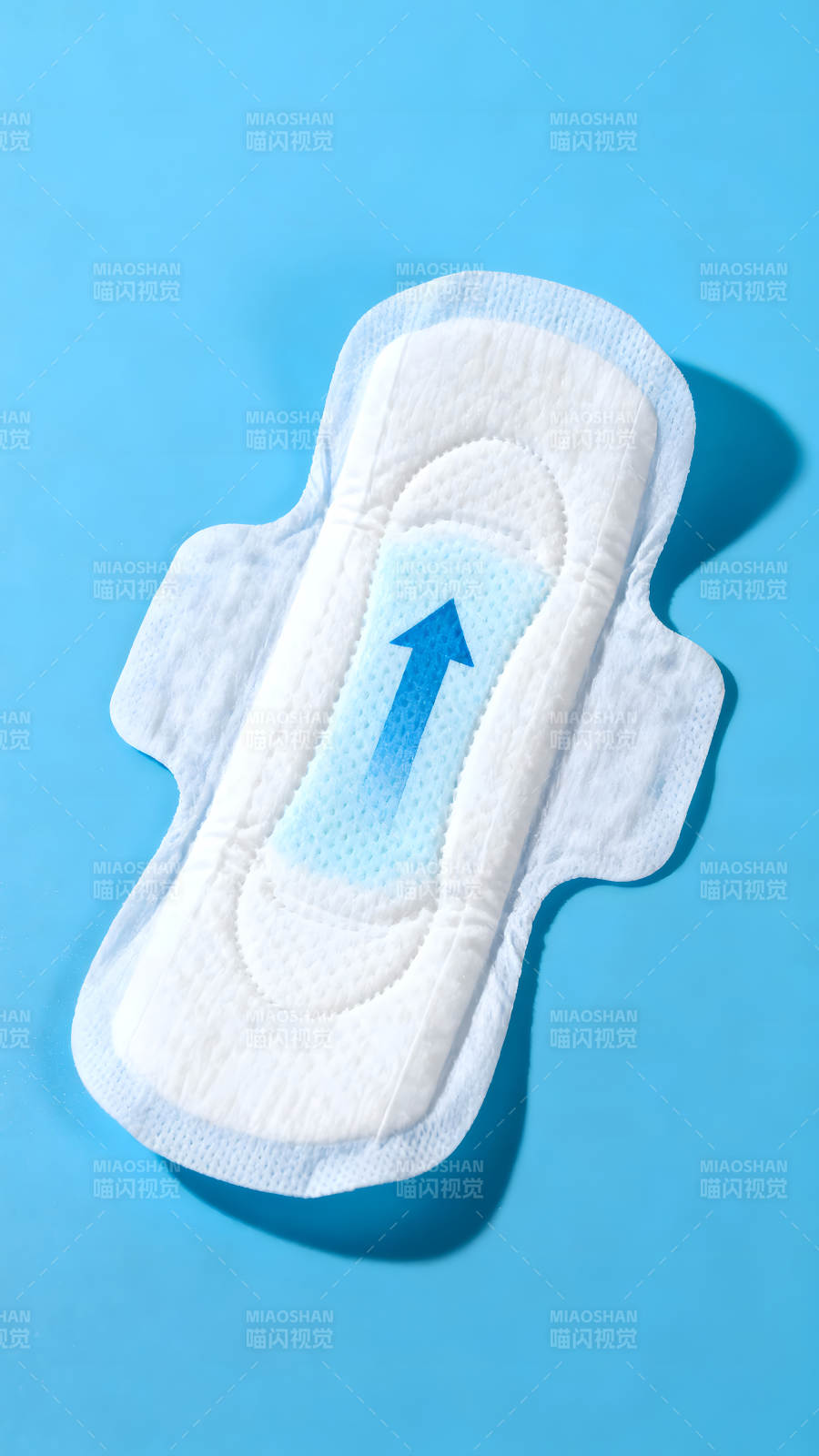 卫生巾特写蓝底背景-图片