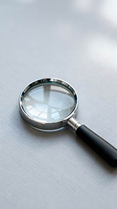 放大鏡置于桌面細節觀察-圖片