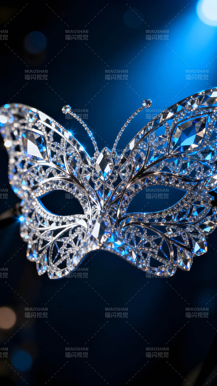 華麗的鉆石蝴蝶面具在藍光下閃耀-圖片
