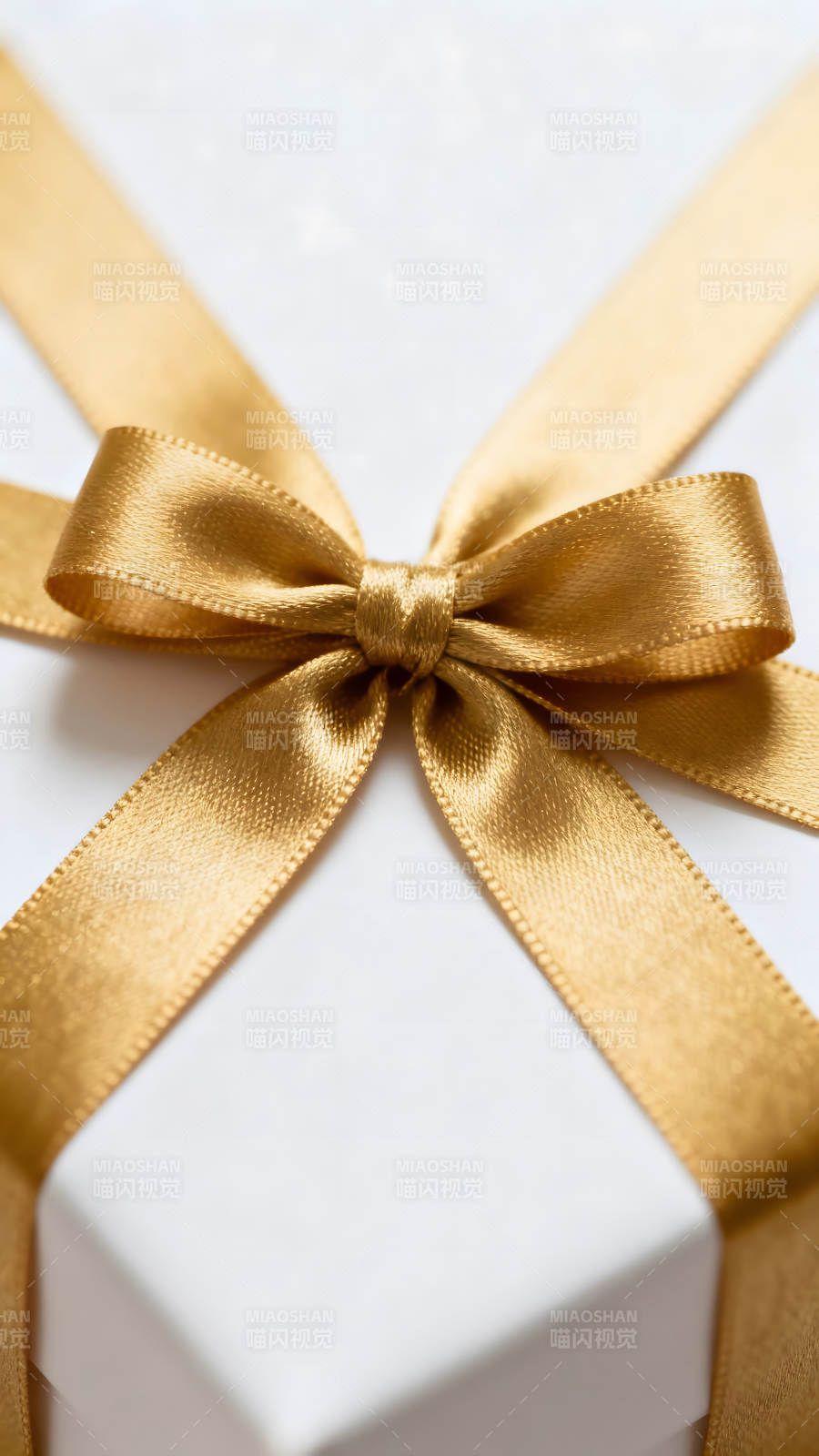 金色絲帶蝴蝶結禮物特寫-圖片