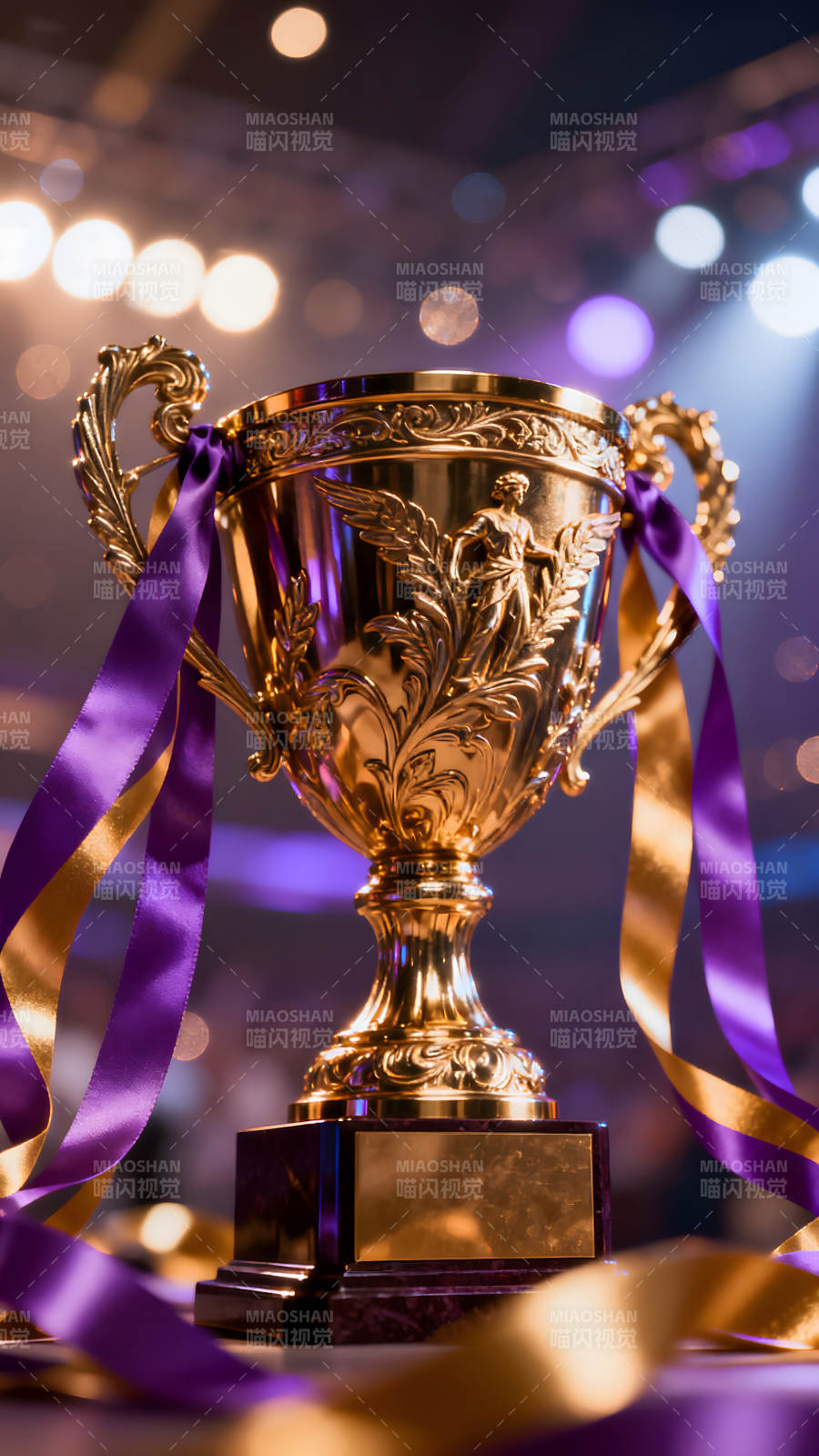 金色獎杯紫色絲帶光影交織-圖片