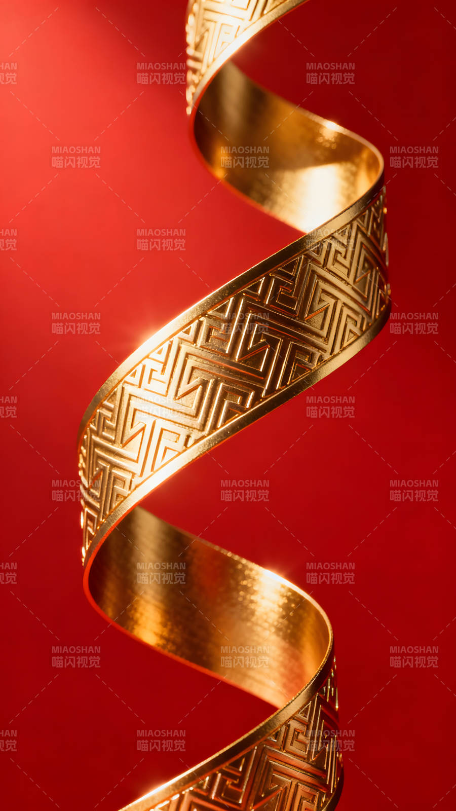金色丝带在红色背景中螺旋上升-图片