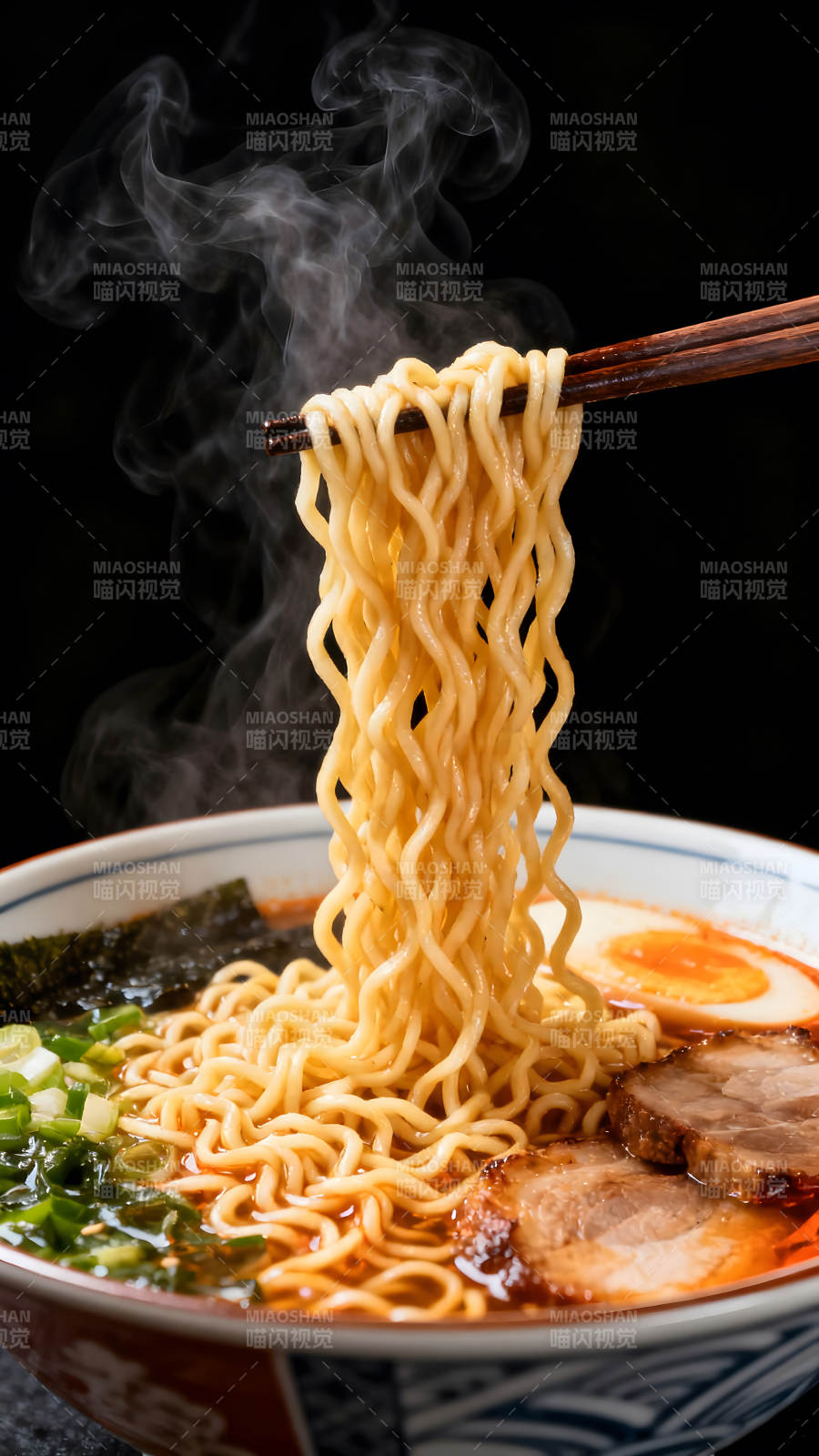 熱氣騰騰的拉面特寫-圖片