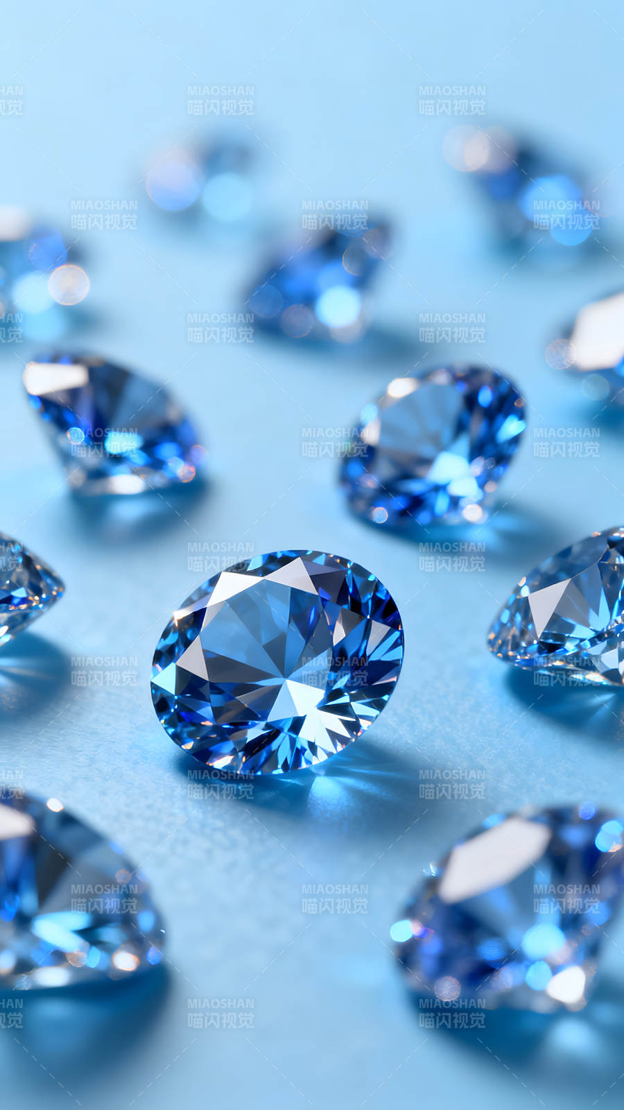 藍(lán)寶石散落背景上的焦點(diǎn)圖片