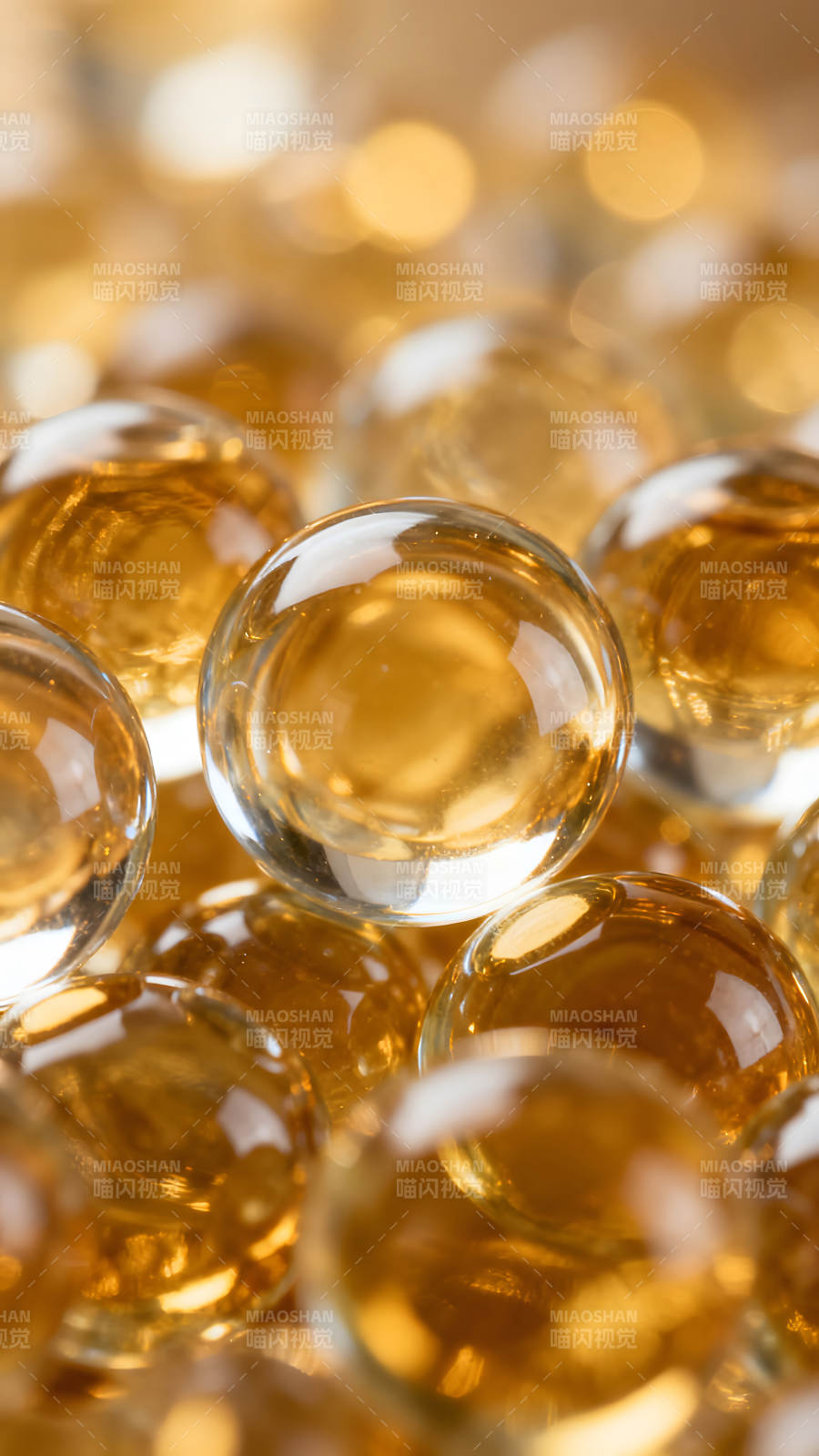 琥珀色球體特寫光影交織-圖片