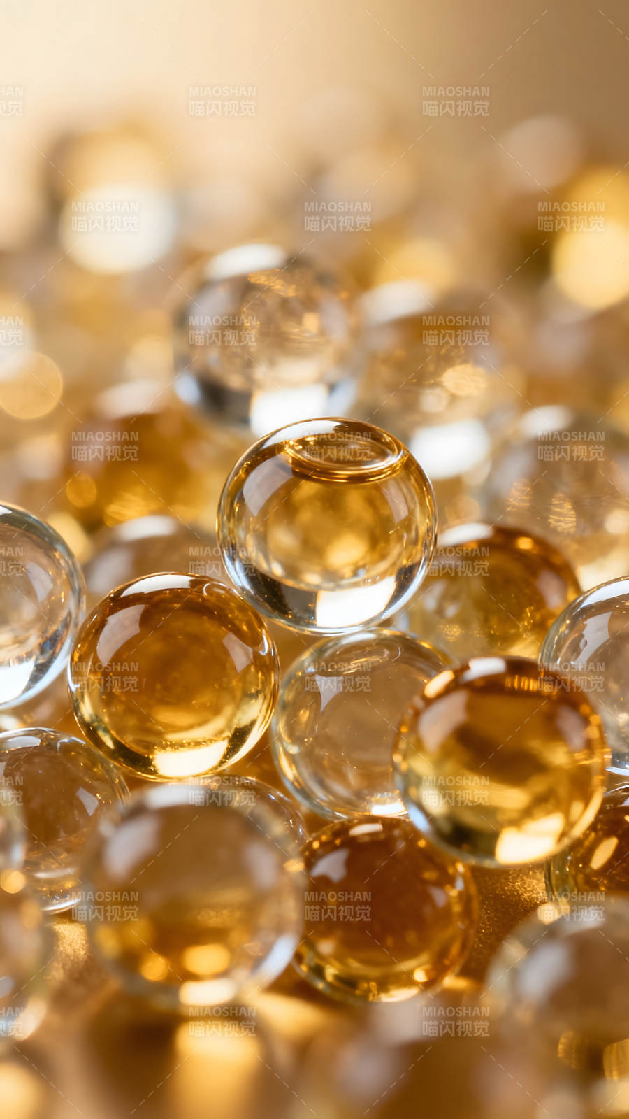 金黃色的晶瑩剔透的圓球-圖片