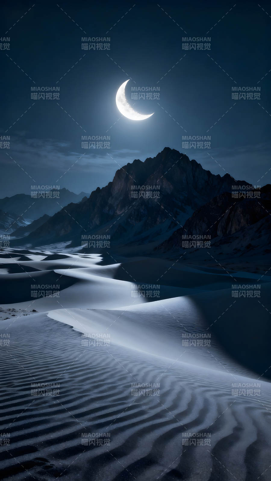 夜幕下的沙漠與彎月光輝-圖片