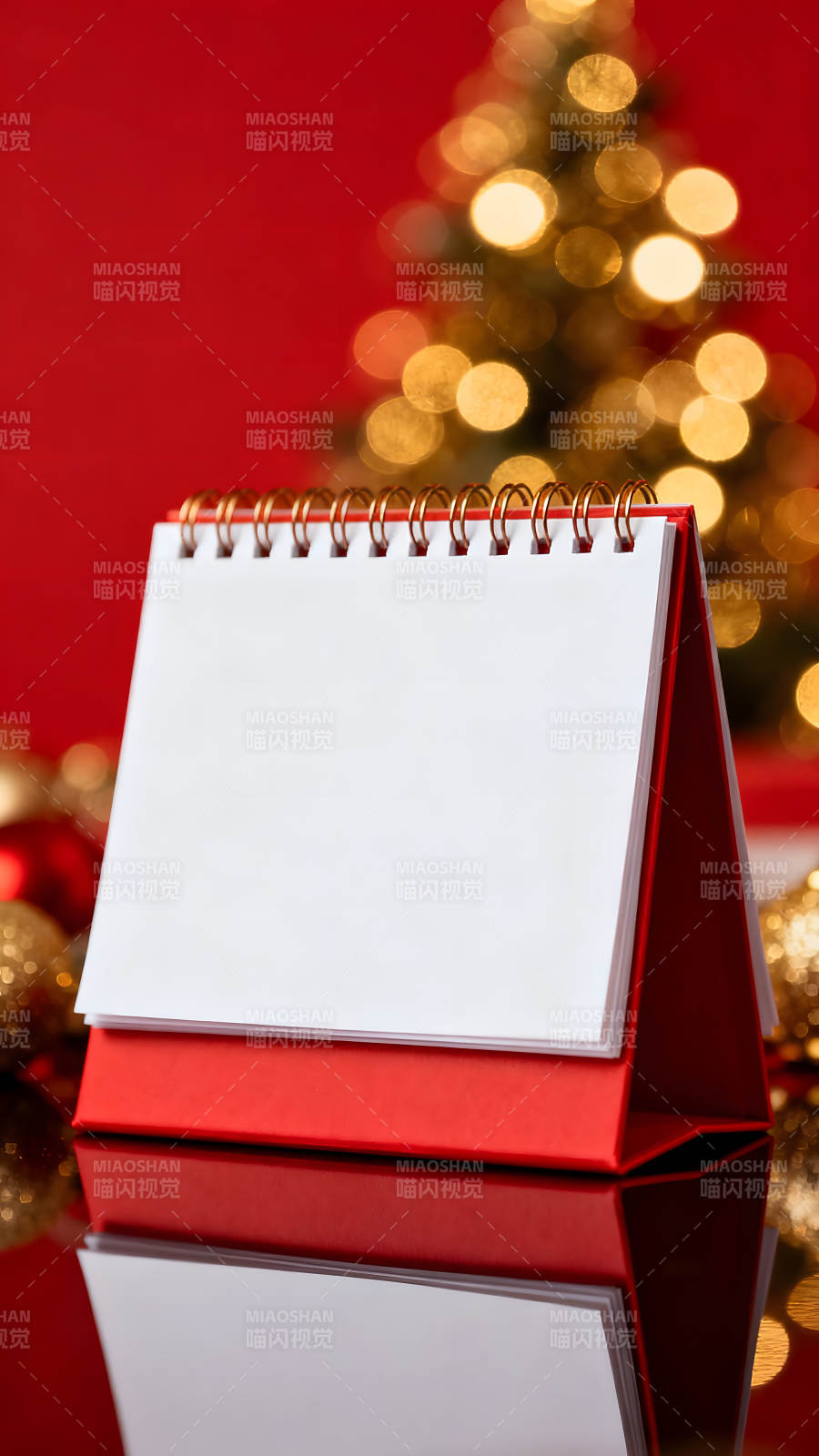 節日氛圍的臺歷與燈光-圖片