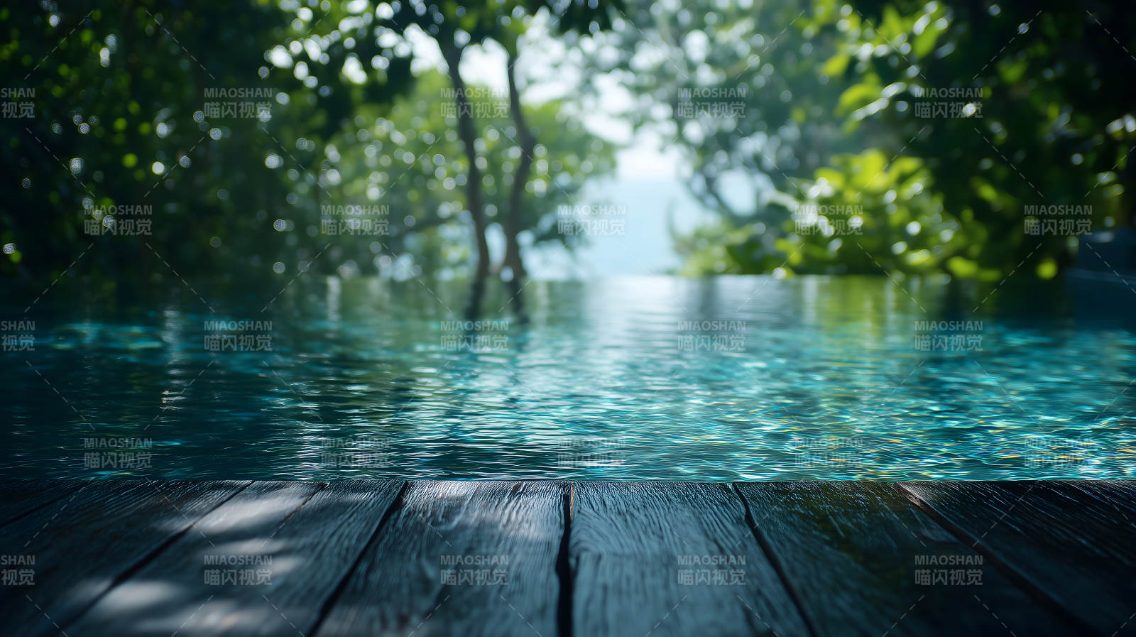 平靜水面環繞綠意盎然的樹木-圖片